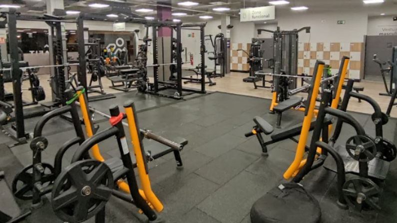 Foto del interior del gimnasio AltaFit Pamplona Iturrama