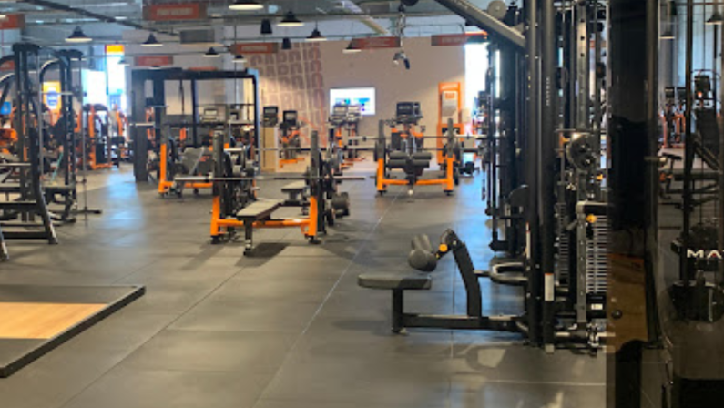 Foto del interior del gimnasio Basic Fit Alicante Calle Alcalali