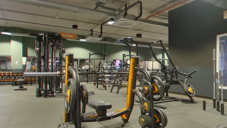 Foto del interior del gimnasio Basic Fit Valencia Joaquin Costa