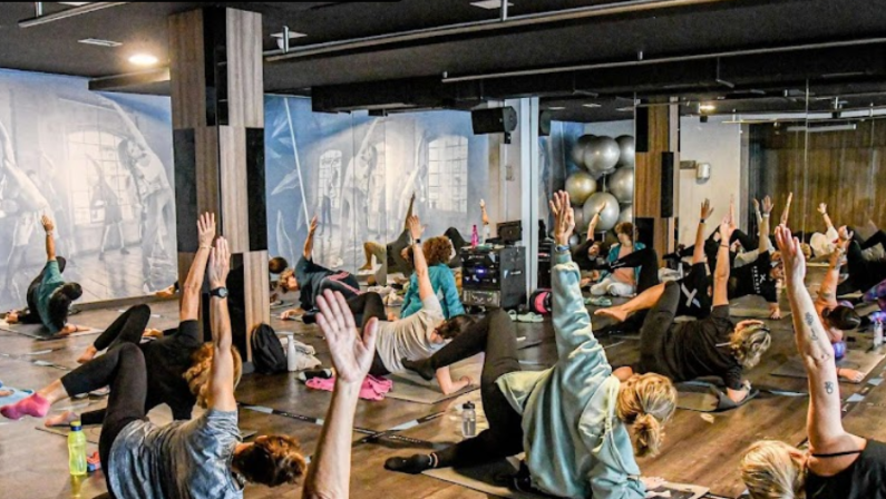 Foto de una clase en el interior del gimnasio Century Fitness Experience