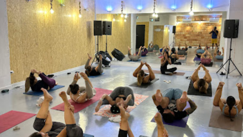 Foto de una clase en el interior del gimnasio CrossFit Viapol
