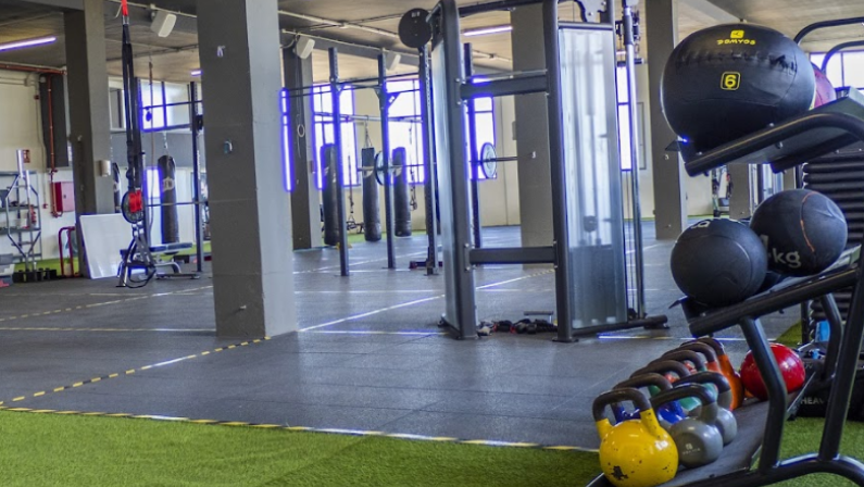 Foto del interior del gimnasio Fitness Center RH