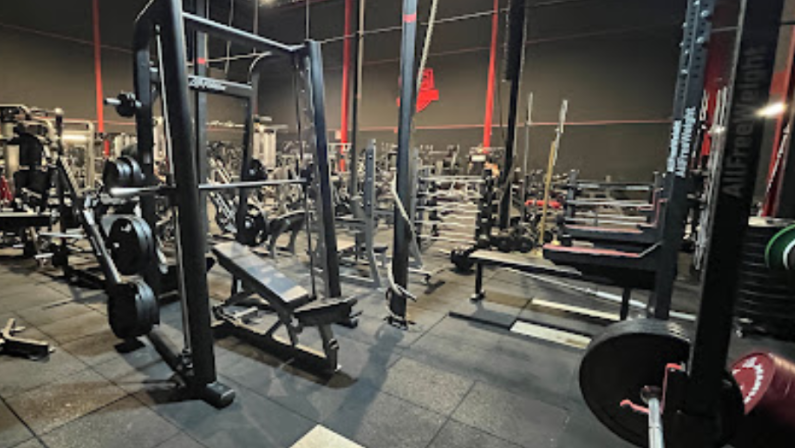 Foto del interior del gimnasio Titan Fitness Alicante