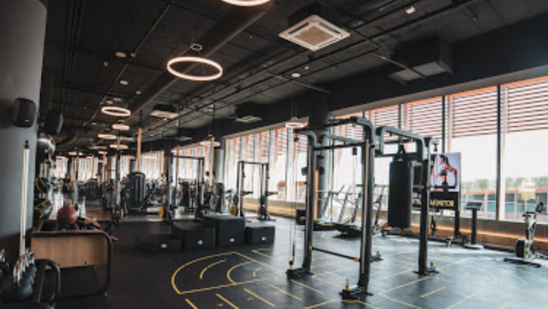 Foto del interior del gimnasio YO10 Sport Club Sevilla
