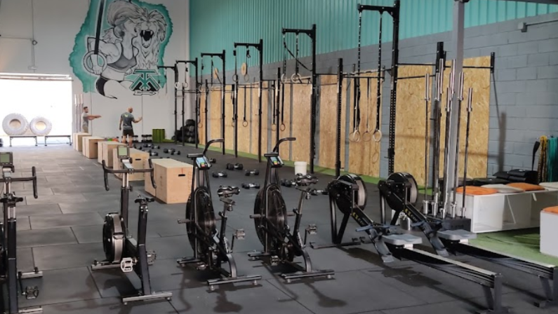 Foto del interior del gimnasio AT CrossFit