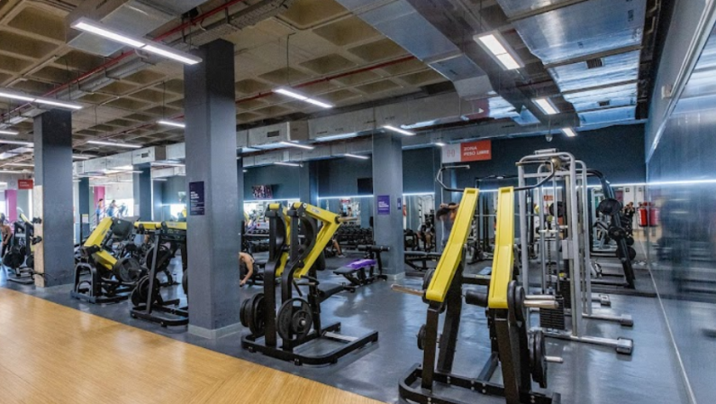 Foto del interior del gimnasio AltaFit Las Arenas
