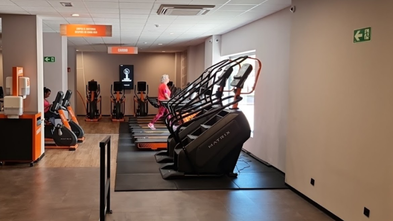 Foto del interior del gimnasio Basic Fit Avenida de Jose Manuel Palacio Alvarez
