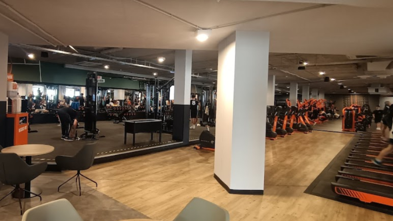 Foto del interior del gimnasio Basic Fit Leon Avenida de Universidad