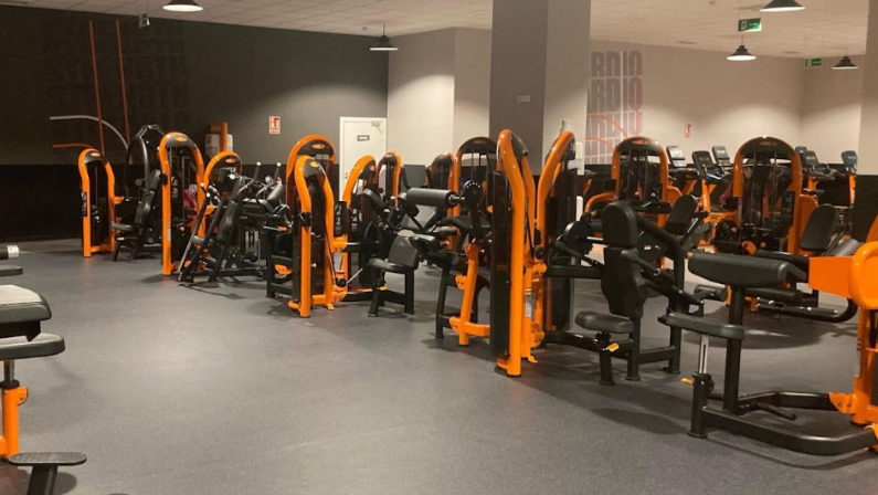 Foto del interior del gimnasio Basic Fit Santander Marques de la Hermida