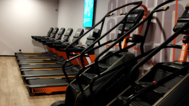 Foto del interior del gimnasio Basic Fit Vitoria Gasteiz San Anton Plaza